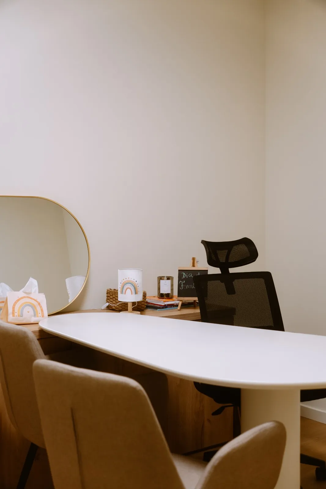 Sala de consulta com espelho redondo e decoração com um arco-íris