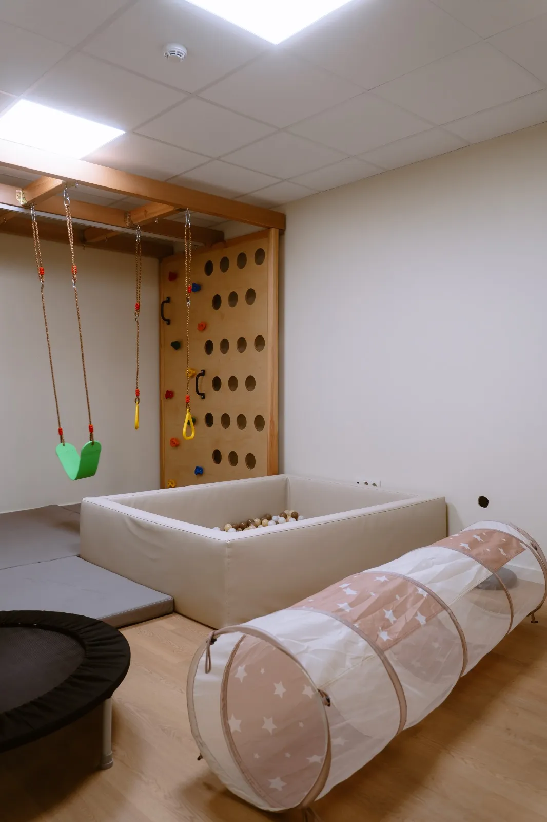Sala de terapia com baloiços, piscina de bolas e túnel de brincar
