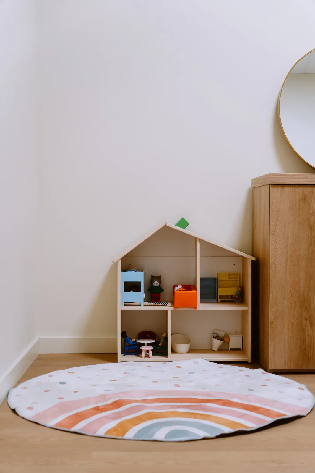 Canto infantil com casa de bonecas e tapete redondo